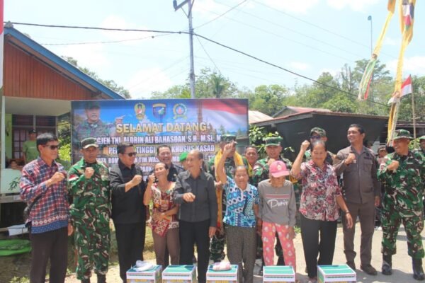 Hangatkan Kebersamaan, Tim Wasev TMMD Pati Staf Khusus Kasad Serahkan Tali Asih kepada Warga Desa Ulak Pauk dan Desa Belatung