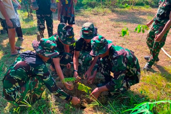 Tanam Pete dan Jengkol, Satgas TMMD Ke-129 Bersama Warga Ulak Pauk Semai Harapan untuk Masa Depan