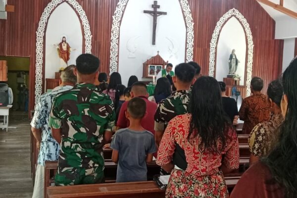 Hadir di Tengah Warga, Satgas TMMD ke-129 Laksanakan Ibadah Bersama di Gereja Santo Fransiskus Xaverius Ulak Pauk
