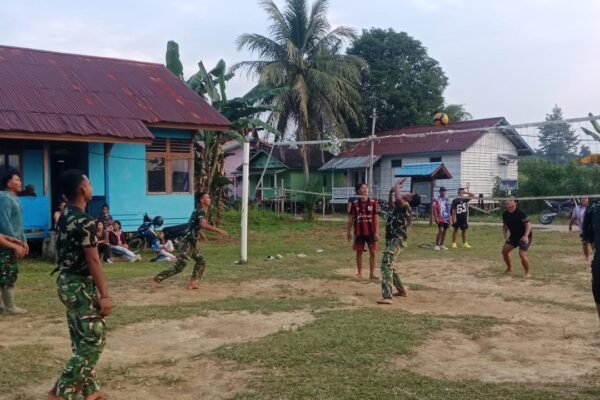 SATGAS TMMD KE-129 KODIM 1206/PUTUSSIBAU JALIN KEBERSAMAAN LEWAT OLAHRAGA BERSAMA WARGA