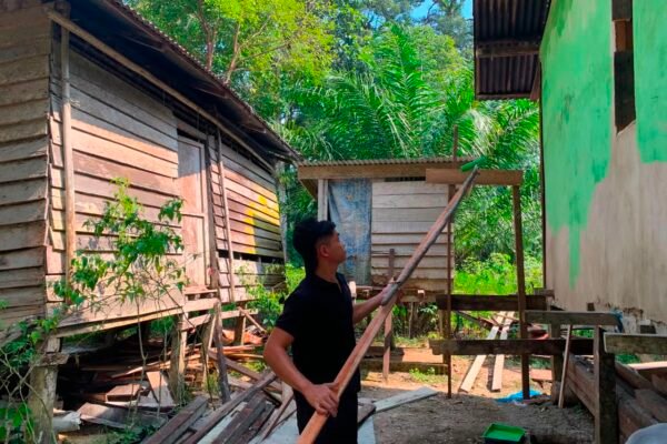 Bukan Sekadar Cat, Satgas TMMD Hadirkan Harapan Baru di Rumah Ibu Marsiana