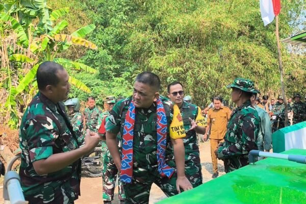 Kunjungan Brigjen TNI Yohanes Toar Pioh ke TMMD ke-129 Cirebon