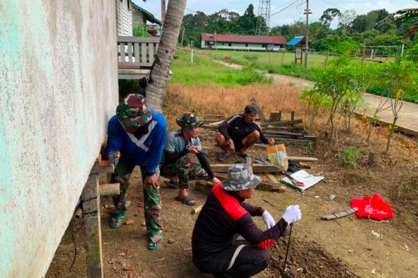 Wujudkan Mimpi Hunian Layak, Anggota Satgas TMMD dan Warga Kebut Pembangunan Rumah.