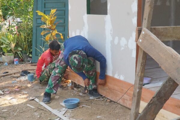 Wujudkan Hunian Lebih Nyaman, Satgas TMMD dan Warga Kompak Mengecat RTLH
