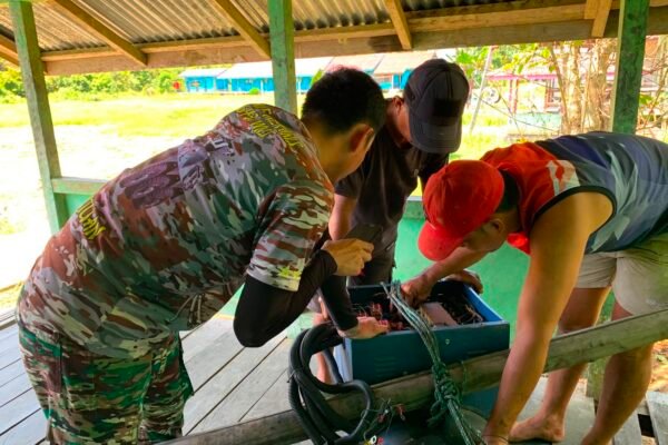 Cepat Tanggap, Anggota Satgas TMMD ke 129 Kodim 1206/Psb Bantu Perbaikan Listrik Desa.   KAPUAS HULU – Anggota Satuan Tugas (Satgas)  TNI Manunggal Membangun Desa (TMMD) bergerak cepat membantu warga memperbaiki mesin genset pembangkit listrik tenaga diesel (PLTD) milik desa yang mengalami kerusakan. Sabtu (18/07/2026).   Aksi tanggap ini dilakukan untuk memastikan pasokan listrik ke rumah-rumah warga kembali normal dan aktivitas masyarakat tidak terganggu.  Kehadiran Satgas TMMD di lapangan tidak hanya fokus pada pembangunan infrastruktur fisik saja. Bantuan perbaikan fasilitas vital seperti mesin listrik ini menjadi bukti nyata kedekatan TNI dengan rakyat dalam mengatasi kesulitan sehari-hari.   Warga desa mengapresiasi respons cepat para prajurit dengan tanggap walupun belum bisa hidup di karenakan alat yang rusak harus di pesan terlebih dahulu mengingat jauhnya dan akses jalan pun belum tembus.