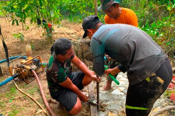 Percepat Akses Air Bersih di Desa Belatung, Satgas TMMD Regtas Ke-129 Kodim 1206/Putussibau Laksanakan Pengeboran di Dekat Gedung Serbaguna Tauk Begulai