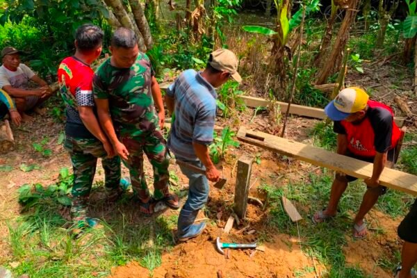 Tahapan Pembangunan MCK Pada Program TMMD Regtas Ke-129 Kodim 1206/Putussibau Memasuki Pemasangan Pondasi