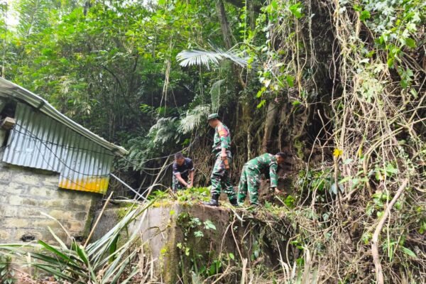 Turun Langsung ke Lapangan, Wadan Satgas TMMD Ke-129 Pimpin Pembersihan Yeh Tipat