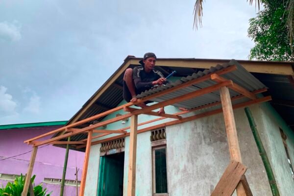 Wujud Kemanunggalan TNI-AD”, Kejar Target Anggota Satgas TMMD Kodim 1206/Putussibau Pada RTLH Milik Ibu Mariana Tius di Dusun Belatung
