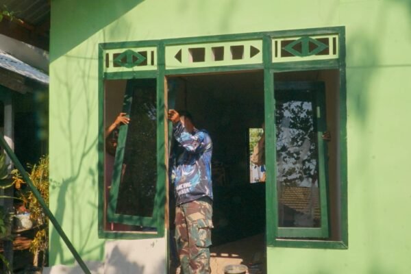 Satgas TMMD dan Warga Bersatu, Pemasangan Pintu dan Jendela Perkuat Hunian Layak bagi Masyarakat