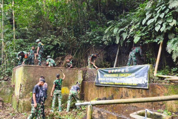 Gotong Royong Satgas TMMD dan Warga, Sumber Air Yeh Tipat Dibersihkan dari Semak Liar