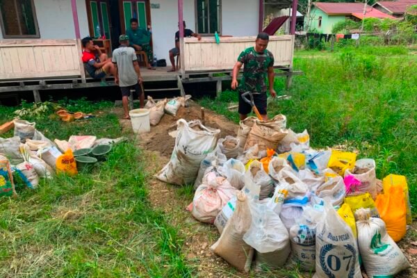 Kebersamaan Anggota Satgas TMMD Kodim 1206/Putussibau dan Warga Saat Angkat Pasir dari Sungai untuk Pembangunan MCK di Desa Belatung