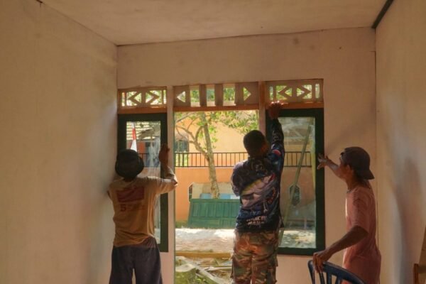 Pintu dan Jendela Terpasang, Satgas TMMD Bersama Warga Sempurnakan RTLH Sasaran 4