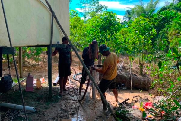 Sumur Bor TMMD Ke-129 Kodim 1206/Putussibau di Gedung Serbaguna Tauk Begulai Dusun Belatung Akhirnya Keluarkan Air