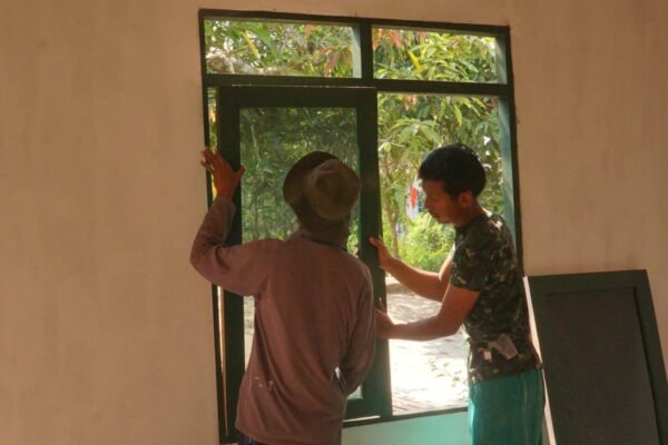 Keterlibatan Masyarakat dan Satgas TMMD dalam Pemasangan Jendela RTLH Sasaran 5
