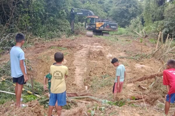 Jadi Hiburan Menarik, Alat Berat Pembukaan Jalan Jadi Tontonan Warga di Lokasi TMMD