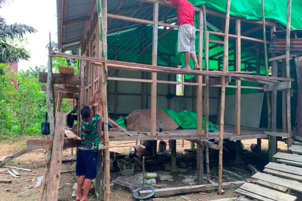 Sentuhan Hangat TNI di Perbatasan: Satgas TMMD 1206/Psb Akselerasi Bedah Rumah Warga