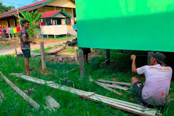 PEMBANGUNAN PONDASI TERAS RTLH MILIK IBU YUSTINA DAYANG TERUS DIKEBUT SATGAS TMMD REGTAS KE-129 KODIM 1206/PUTUSSIBAU