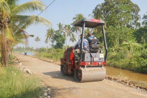 Mempersiapkan peralatan pendukung pembangunan sebagai wujud nyata semangat gotong royong yang menjadi salah satu kekuatan utama program TMMD.