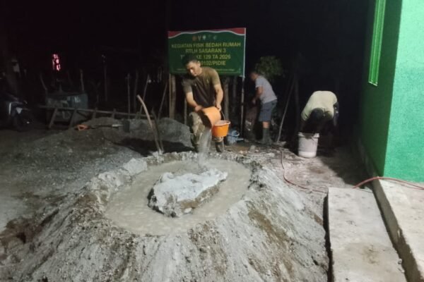 Satgas TMMD ke-129 Kodim 0102/Pidie Lembur Malam, Kebut Pengecoran Lantai RTLH Demi Capai Target