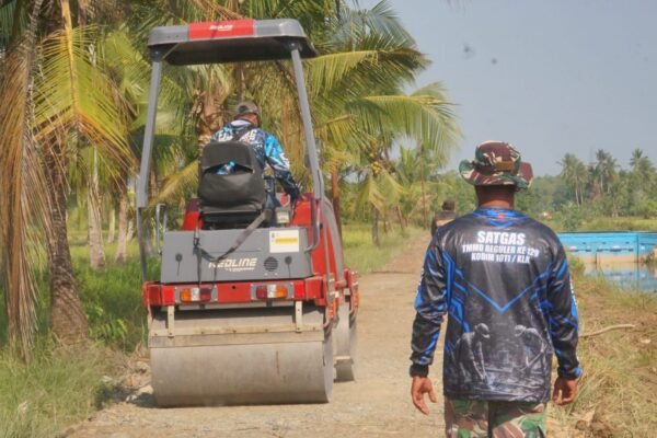 TMMD Satukan Langkah, Pemadatan Jalan Wujudkan Akses Desa yang Lebih Kokoh