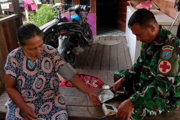 Peduli Kesehatan Warga, Satgas TMMD Gelar Layanan Pengobatan Gratis di Pelosok Desa.