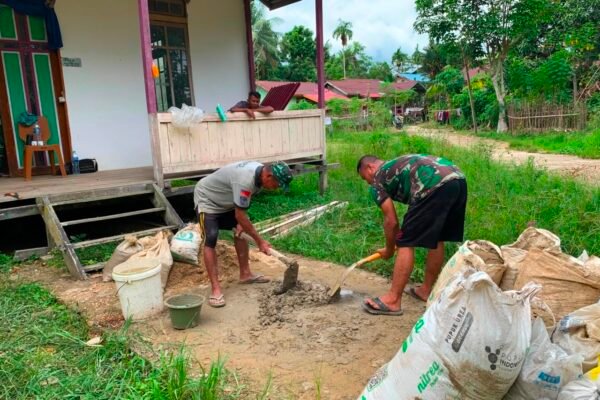 Program TNI Manunggal Membangun Desa (TMMD) Regtas Ke-129 Kodim 1206/Putussibau, Anggota Satgas banyak menimba ketrampilan di pertukangan bangunan.  Embaloh Hilir, Kapuas Hulu – Seperti Kopda Tomi dan Pratu Miki yang awalnya tidak tahu sama sekali tentang tahap pembangunan, sekarang sudah banyak yang mengerti tentang pertukangan.  Dirinya terlihat mahir dalam aduk mengaduk adonan pasir bercampur dengan semen untuk bangunan MCK di Gereja Santo Mikael, Desa Belatung, Kecamatan Embaloh Hilir, Kabupaten Kapuas Hulu  “Banyak pengalaman yang kami dapat, salah satunya pembuatan adukan semen pasir, jadi kami sudah tau takarannya,” ujar Kopda Tomi, Senin (20/07/2026).  Menurutnya, dengan takaran yang tepat dan dengan gerakan cangkul yang dilakukan secara terus menerus, sehingga menghasilkan adonan yang sesuai.  Hal itu, ia kerjakan selama pelaksanaan TMMD bersama masyarakat mempercepat proses pembangunan fisik di Desa Belatung.  “Kami tidak sendiri, kita bergotong royong bersama warga disini. Kebetulan saya sudah spesialis mengaduk pasir dan semen untuk pembuatan MCK”,pungkas Kopda Tomi.  Sementara, warga Desa Belatung yang turut membantu anggota Satgas TMMD mengaku senang dengan di bangunnya MCK, “Terimakasih berkat TMMD kini sudah bagus, bersih dan nyaman. Mudah-mudahan berkah bagi masyarakat disini,” pungkasnya salah satu warga D𝖾𝗌𝖺 Belatung. (Pendim1206/Psb)