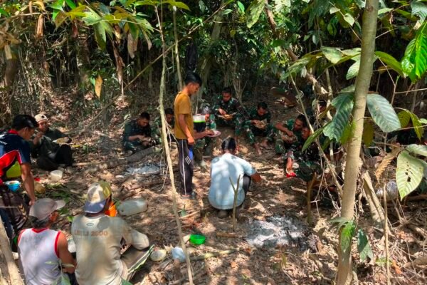 Hangatnya Kebersamaan, Satgas TMMD ke 129 Kodim 1206/Putussibau dan Warga Desa Belarung Gelar Makan Bersama di Lokasi TMMD.