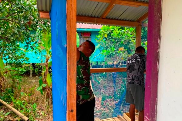 Anggota Satgas TMMD Kodim 1206/Psb Kebut Pemasangan Waring dan Pemlesteran Dinding MCK
