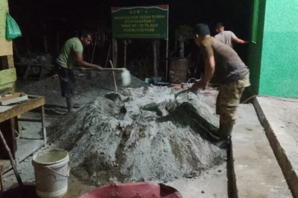 Lembur Demi Warga, Satgas TMMD Ke-129 Kodim 0102/Pidie Tuntaskan Pengecoran Lantai RTLH Hingga Malam