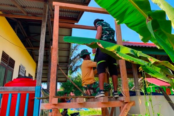 Personel Satgas TMMD Regtas Ke-129 Kodim 1206/Psb Lakukan Pembuatan Kerangka Tiang untuk Tandon Air pada Sumur Bor