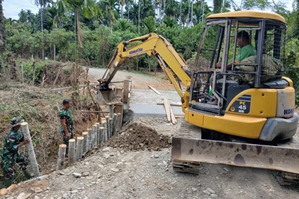 Perkuat Fondasi Jembatan, Satgas TMMD Ke-129 Kodim 0102/Pidie Pacu Pemasangan Cerucuk Penahan Bantaran Jalan