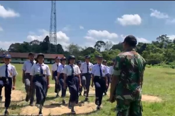 Tanamkan Disiplin, Cinta Tanah Air”, Anggota Satgas TMMD Ke-129 Kodim 1206/Psb Latih PBB di SMPN 4 Satap Embaloh Hilir