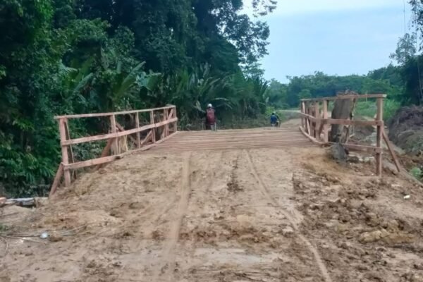 Genjot Akses Jalan, Satgas TMMD Ke-129 Kodim 1206/Psb Perkuat Jembatan Guna Percepat Pembangunan Jembatan Kerato di Ulak Pauk