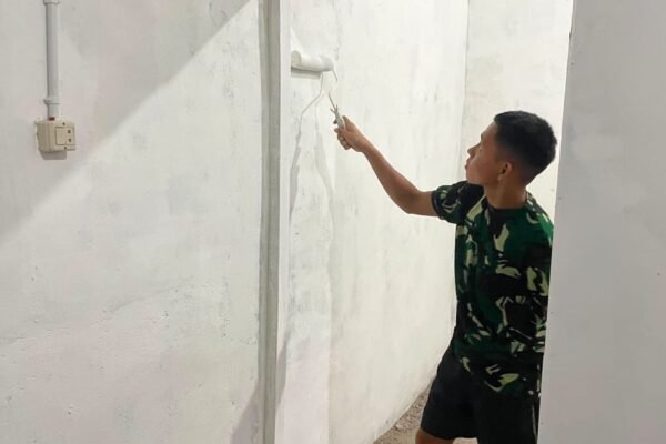 Satgas TMMD Kodim 0413/Bangka Plester Kamar Mandi RTLH, Wujudkan Hunian Sehat bagi Warga