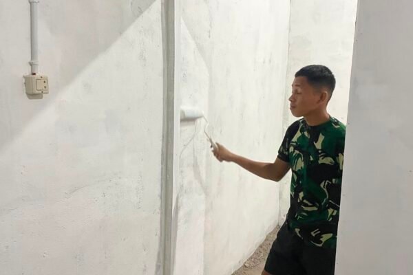 Gotong Royong Satgas dan Warga Sempurnakan Kamar Mandi RTLH di Lokasi TMMD Bangka