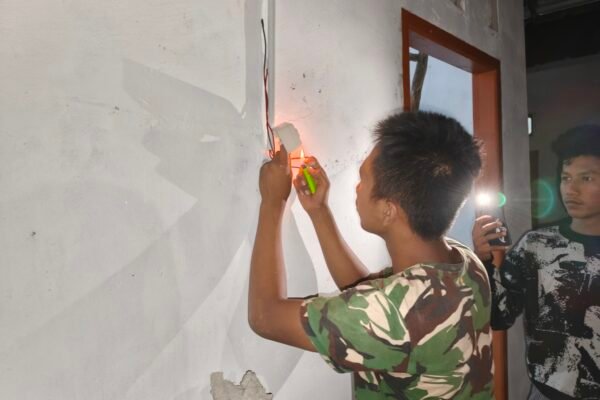 Satgas TMMD Kodim 0413/Bangka Rampungkan Instalasi Listrik RTLH Pak Ardiansyah