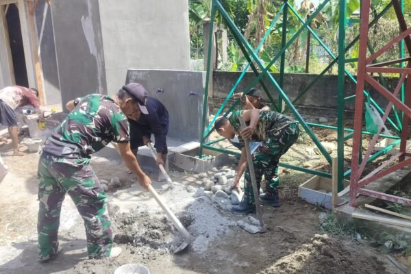 Pengecoran Tiang Tandon Air TMMD ke-129 di Blang Cot Dikerjakan Satgas dan Warga