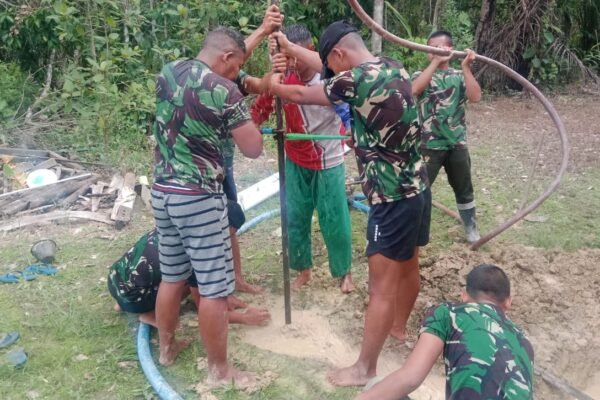 ATASI KRISIS AIR BERSIH, SATGAS TMMD BERJUANG GEBER PEMBUATAN SUMUR BOR UNTUK WARGA