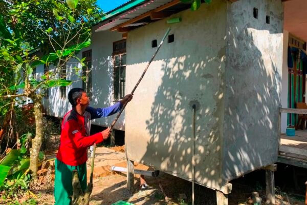 Wujud Nyata, Satgas TMMD Regtas Ke-129 Kodim 1206/Psb Kejar Target Penyelesaian MCK di Gereja Santo Mikael Desa Belatung