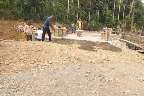 Tak Gentar Digempur Terik, Satgas TMMD ke-129 Kebutan Oprit Jembatan di Lhok Panah
