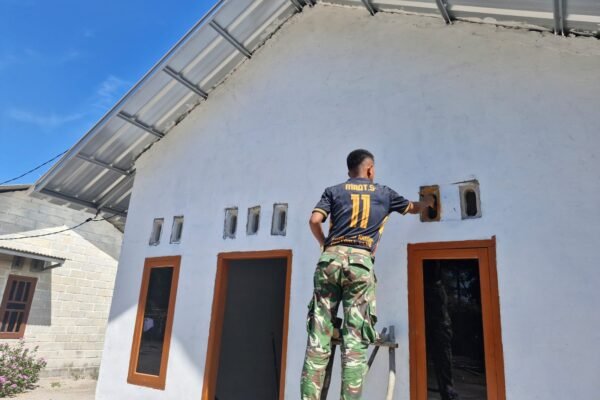 Keramik Terpasang, Pintu dan Jendela Dicatat Ulang, RTLH Ibu Rodiah Makin Rapi