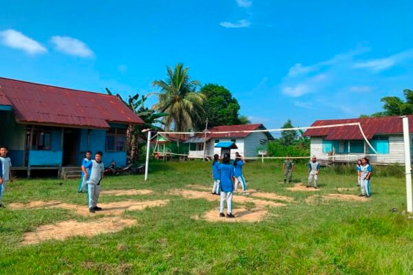 Jalin Keakraban, Prajurit Satgas TMMD Regtas Ke-129 Kodim 1206/Putussibau Latih Olahraga Voli di SMPN 4 Satap Embaloh Hilir