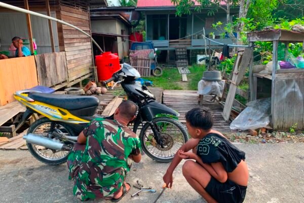 Datang Untuk Berbagi Keahlian, Sertu Yudha Purnomo Anggota Satgas TMMD Kodim 1206/Psb Perbaiki Motor Warga Desa Ulak Pauk yang Rusak