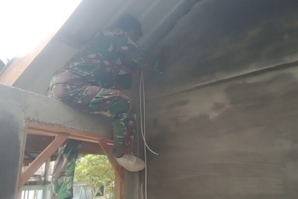 Finishing: Tim Teknisi Satgas TMMD ke-129 Kodim 0102/Pidie Pasang Instalasi Listrik di Lokasi MCK