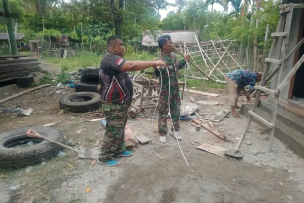 Tahap Finishing TMMD Ke-129, Tim Teknisi Satgas Lengkapi MCK dengan Instalasi Penerangan
