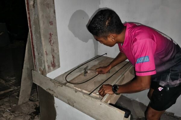 Kokohkan Dasar Hunian, Satgas TMMD Bangka Kebutan Pengecoran Lantai RTLH Ibu Rodiah