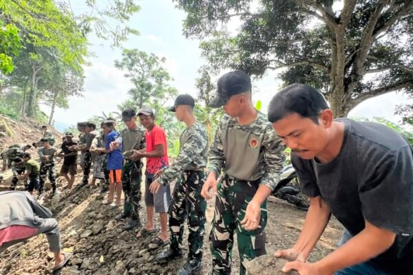 Kerjasama Masyarakat dan TNI Dalam TMMD 129
