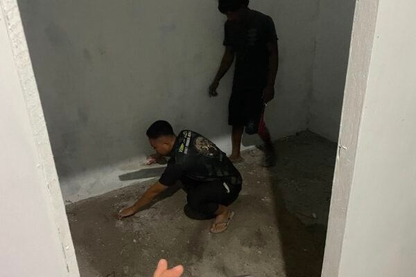 Menuju Lantai Berkeramik, Satgas TMMD Bangka Ratakan Tanah Dasar RTLH Pak Ardiansyah