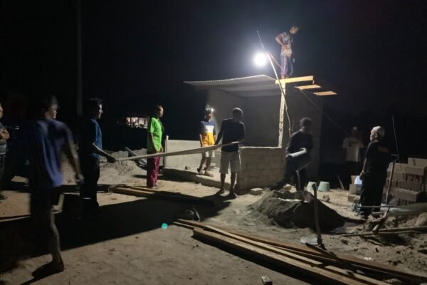 Malam Pun Jadi Saksi, TNI dan Warga Kompak Bangun Pos Kamling